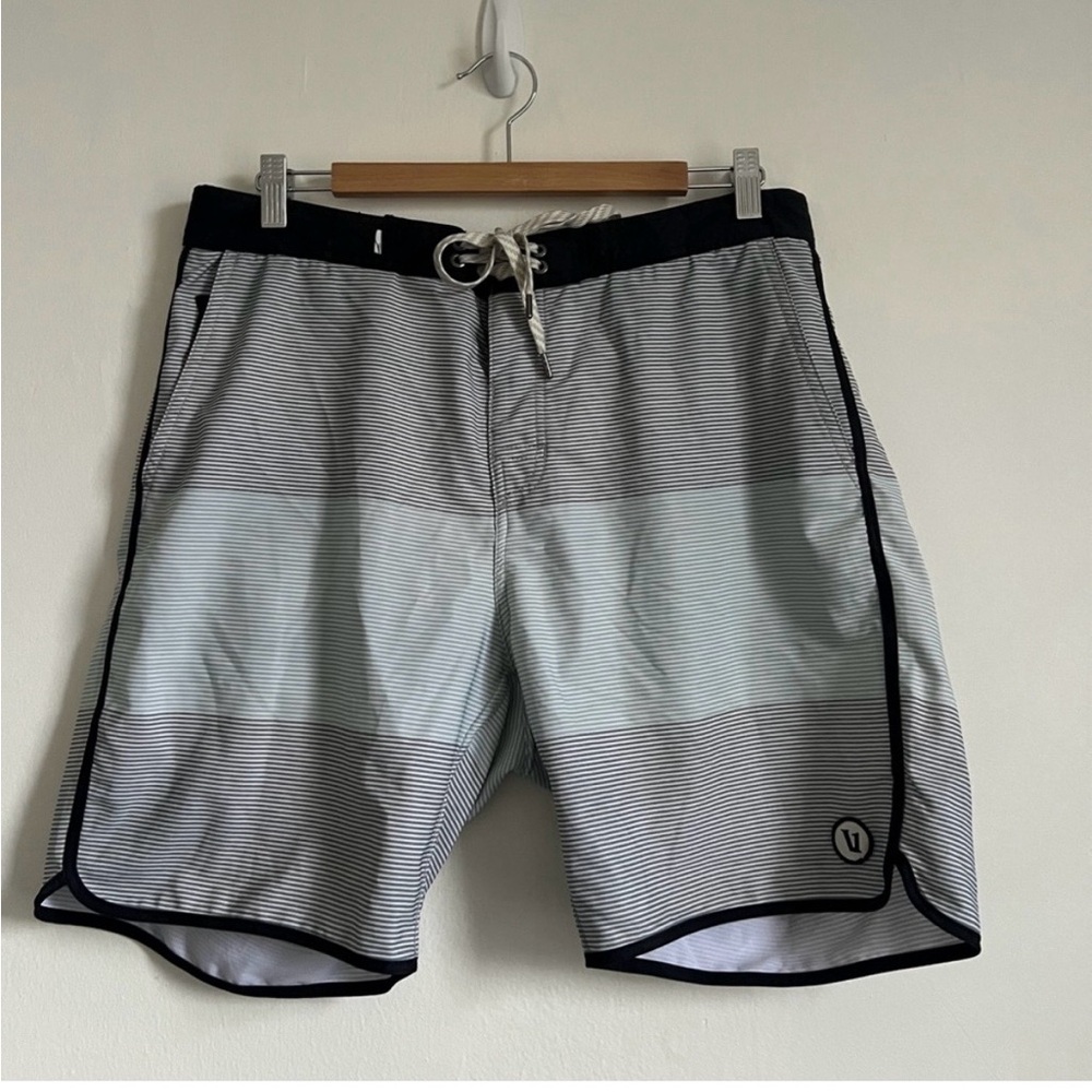 34 Vuori Men’s cruise boardshorts stripes classic fit drawcord mesh pockets
